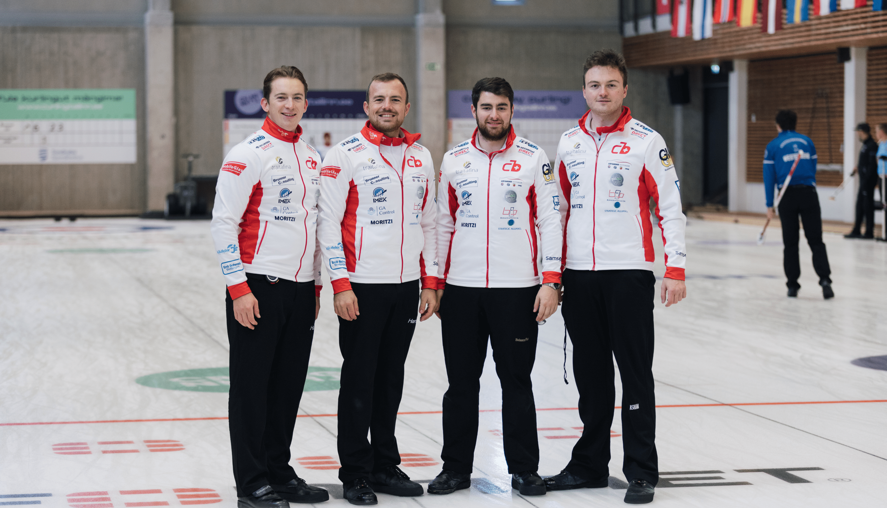 Gruppenbild Curling Team Brunner: vier Personen auf dem Eisfeld